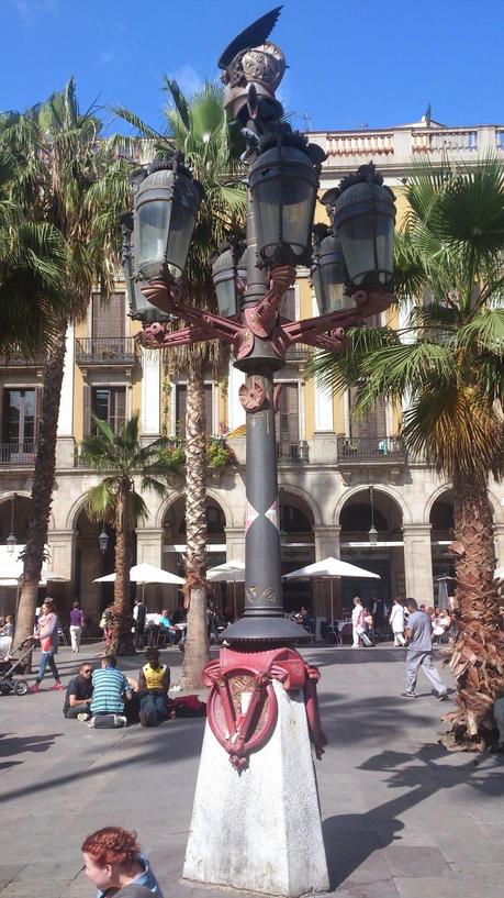 Las farolas de Antoni Gaudí en Plaza Real Las farolas de Antoni Gaudí en Plaza Real
