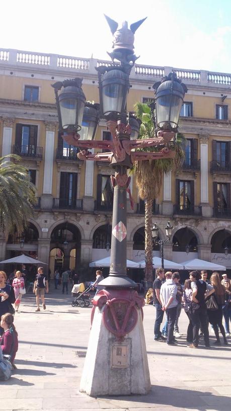 Las farolas de Antoni Gaudí en Plaza Real Las farolas de Antoni Gaudí en Plaza Real