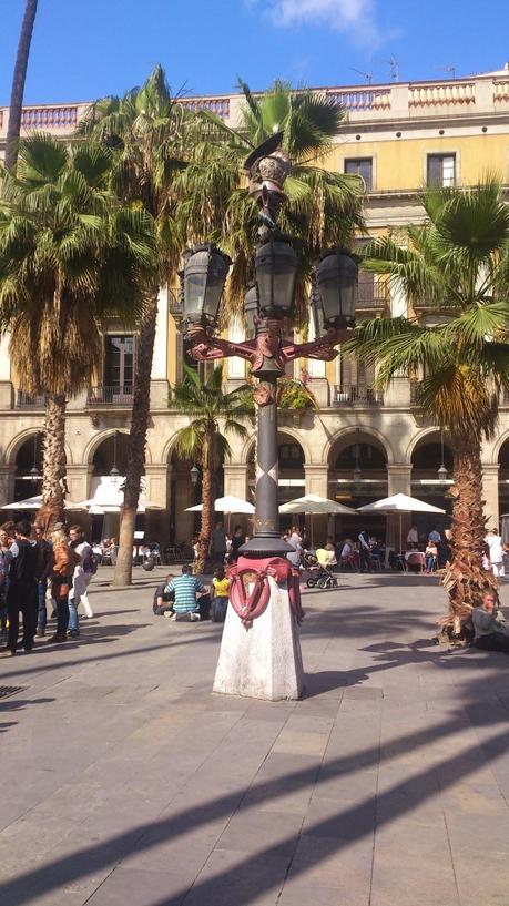 Las farolas de Antoni Gaudí en Plaza Real Las farolas de Antoni Gaudí en Plaza Real