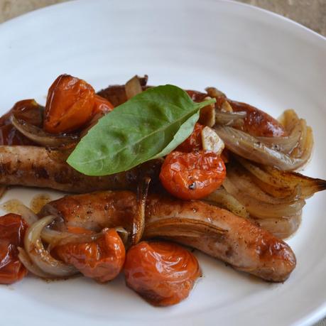 SALCHICHAS ASADAS CON TOMATES Y BALSAMICO SALCHICHAS ASADAS CON TOMATES Y BALSAMICO