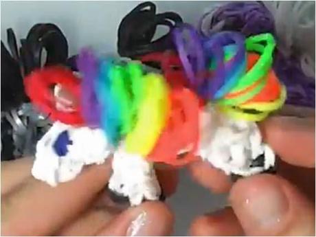 Cómo hacer un llavero de caballito de gomas Cómo hacer un llavero de caballito de gomas