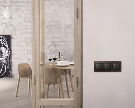 Simon lanza los interruptores flúor en la colección Detail 82 Select_Restaurante_NEGRO-MADERA