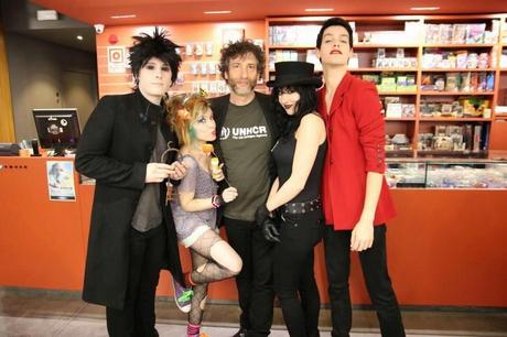 Neil Gaiman y fans neil gaiman, españa, el oceano al final del camino, sandman, el zorro con gafas