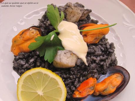 Paella de arroz negro de pota y mejillones