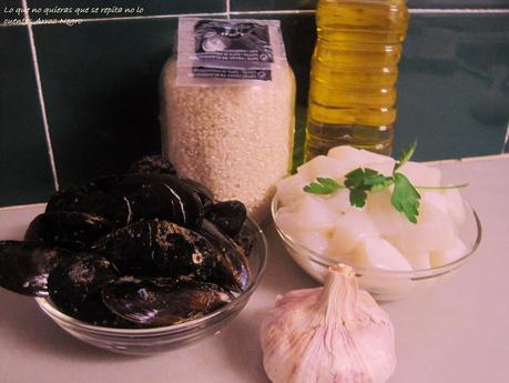 Paella de arroz negro de pota y mejillones