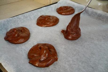 Bizcochitos de chocolate con corazón de nata helada