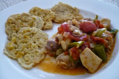 Pollo a la mexicana con buñuelos de maíz