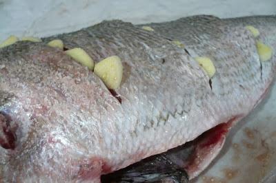 Dorada al horno con patatas panadera y tomates raf Dorada al horno con patatas panadera y tomates raf