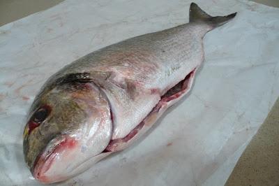 Dorada al horno con patatas panadera y tomates raf Dorada al horno con patatas panadera y tomates raf