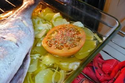 Dorada al horno con patatas panadera y tomates raf Dorada al horno con patatas panadera y tomates raf
