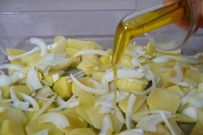 Dorada al horno con patatas panadera y tomates raf Dorada al horno con patatas panadera y tomates raf