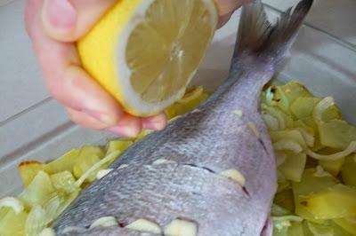 Dorada al horno con patatas panadera y tomates raf Dorada al horno con patatas panadera y tomates raf