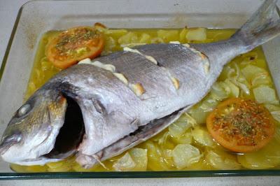 Dorada al horno con patatas panadera y tomates raf Dorada al horno con patatas panadera y tomates raf