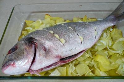 Dorada al horno con patatas panadera y tomates raf Dorada al horno con patatas panadera y tomates raf