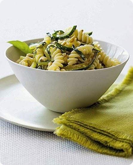 Eliche e zucchine al basilico e pinoli