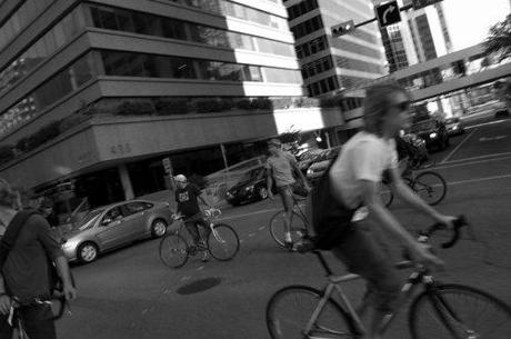 Crittical_Mass__Calgary_by_jddarkdeath ¿Eres ciclista urbano? Come tomate