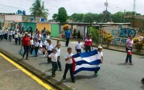 niños venezolanos con bandera de cuba yusnaby