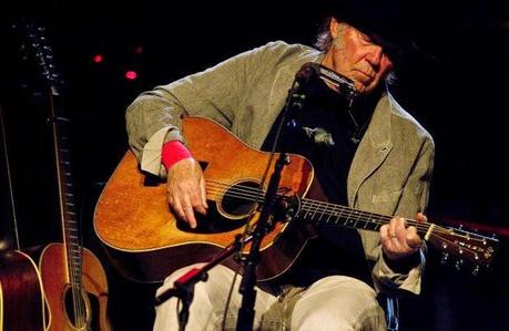 Neil Young: Digno y acústico