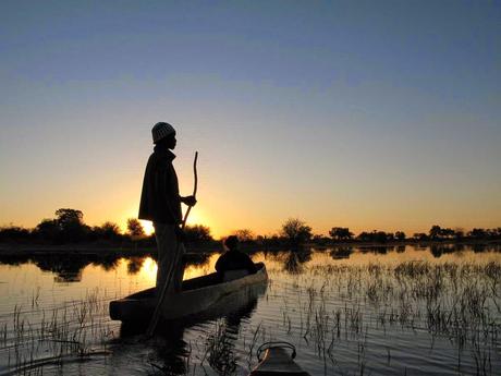 Barquero en el río Okavango