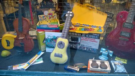 484 – Ukelele bigunki en Pentagrama 484 – Ukelele bigunki en Pentagrama