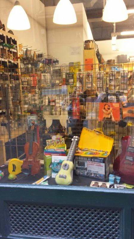 484 – Ukelele bigunki en Pentagrama 484 – Ukelele bigunki en Pentagrama