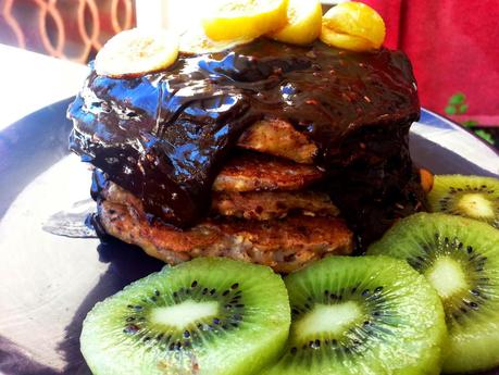 Tortitas de avena y pasas estilo americano con salsa de chocolate Tortitas de avena y pasas estilo americano con salsa de chocolate