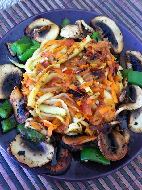 Espaguetis de calabacin con salsa de tomate Espaguetis de calabacin con salsa de tomate