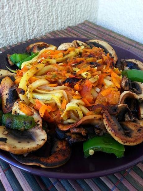 Espaguetis de calabacin con salsa de tomate Espaguetis de calabacin con salsa de tomate