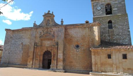 Iglesia de Pinilla Trasmonte, bajo un sol que empieza a declinar.