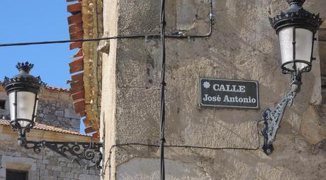 Calle José Antonio, en Sta. María del Mercadillo.