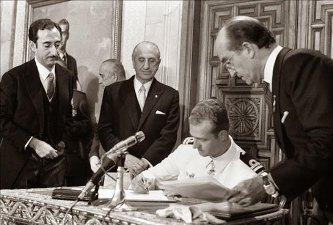 Juan Carlos de Borbón acepta ser el sucesor de Franco.