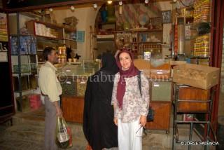 DÍA 12: VOLANDO A TEHERAN DELMA EN EL BAZAR DE SHIRAZ