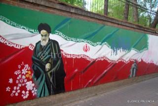 DÍA 12: VOLANDO A TEHERAN GRAFITIS EN LA QUE FUE LA EMBAJADA AMERICANA EN TEHERAN
