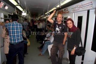DÍA 12: VOLANDO A TEHERAN DELMA Y STEFAN EN EL METRO DE TEHERAN