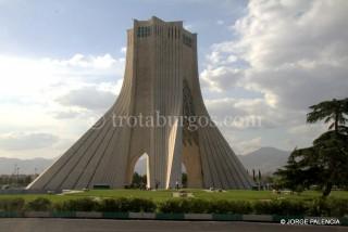 DÍA 12: VOLANDO A TEHERAN MONUMENTO A LA LIBERTAD EN TEHERAN