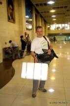 DÍA 12: VOLANDO A TEHERAN JORGE CON LA MOCHILA EMBALADA EN EL AEROPUERTO DE TEHERAN