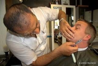 DÍA 12: VOLANDO A TEHERAN JORGE AFEITÁNDOSE EN UNA BARBERÍA EN SHIRAZ