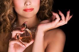 Significado al soñar con perfumes o colonias. ¿Ocultas cosas de ti o eres apasionado? Soñar regalar perfumes o que te regalen una colonia simboliza deseo,amor,pasión. Saca a relucir tus cualidades.