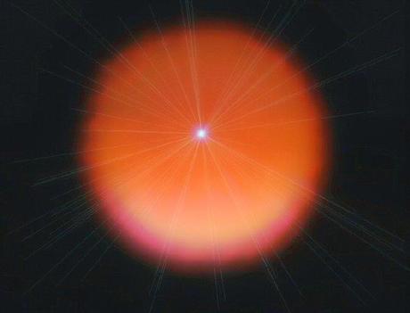 Estrella supergigante roja con una estrella de neutrones en su interior