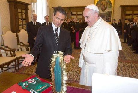 Papa Francisco acepta invitación de Peña Nieto para visitar México Pena_Nieto_con_el_papa-Pena_regala_camiseta_del_Tri_al_Papa-Pena_en_El_Vaticano-gira_de_Pena_por_Europa_MILIMA20140607_0045_11