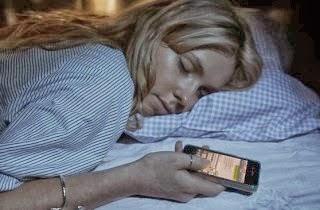 No duermas con el celular bajo la almohada.