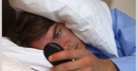 No duermas con el celular bajo la almohada. No duermas con el celular bajo la almohada.