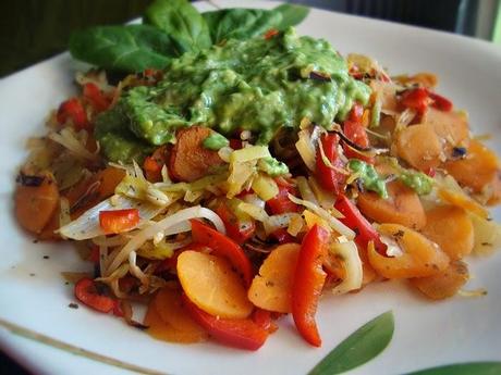 Salteado de verduras con salsa de aguacate