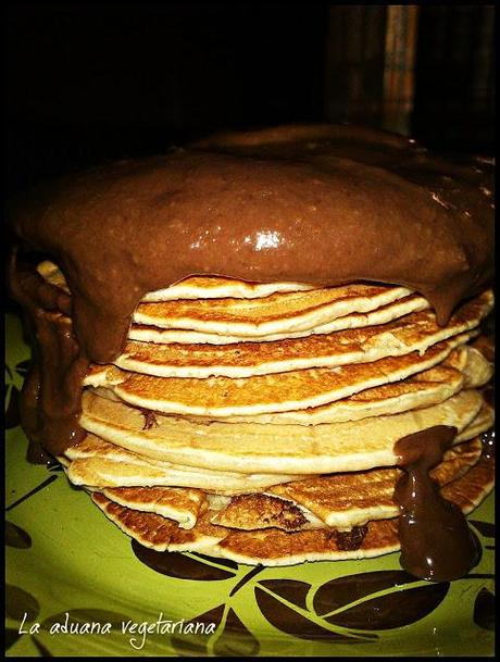 Versión vegana: tortitas esponjosas con chocolate Versión vegana: tortitas esponjosas con chocolate