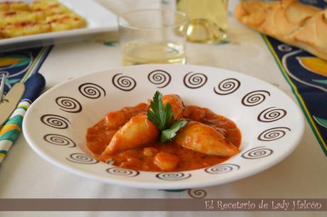 Chipirones rellenos encebollados con carne de vieira y gambas Chipirones rellenos encebollados con carne de vieira y gambas