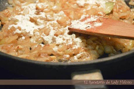 Chipirones rellenos encebollados con carne de vieira y gambas Chipirones rellenos encebollados con carne de vieira y gambas