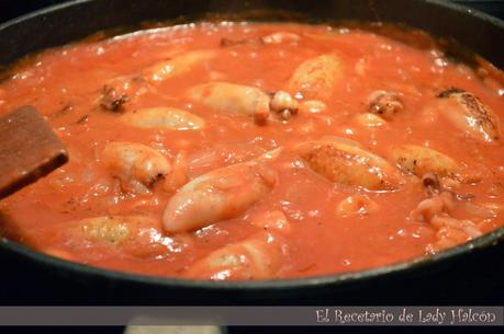 Chipirones rellenos encebollados con carne de vieira y gambas Chipirones rellenos encebollados con carne de vieira y gambas