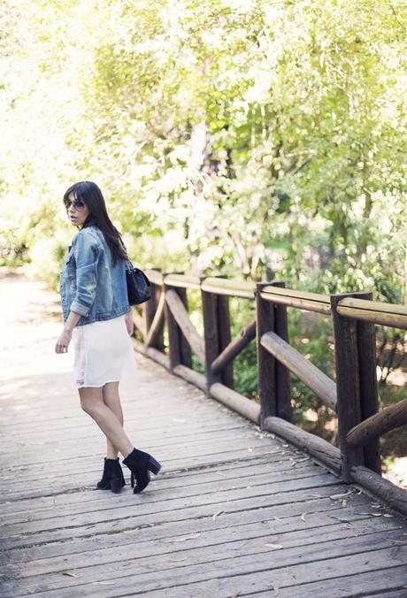 street style barbara crespo on the bridge el retiro madrid white studded dress zara chanel denim jacket fashion blogger outfit blog de moda street style barbara crespo on the bridge el retiro madrid white studded dress zara chanel denim jacket fashion blogger outfit blog de moda