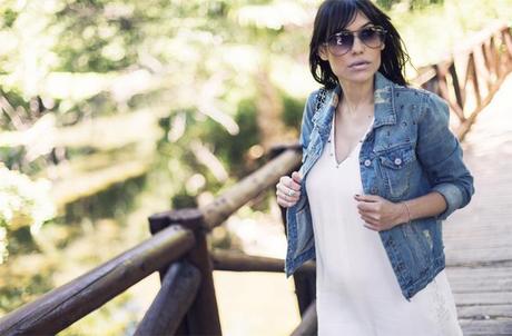 street style barbara crespo on the bridge el retiro madrid white studded dress zara chanel denim jacket fashion blogger outfit blog de moda street style barbara crespo on the bridge el retiro madrid white studded dress zara chanel denim jacket fashion blogger outfit blog de moda