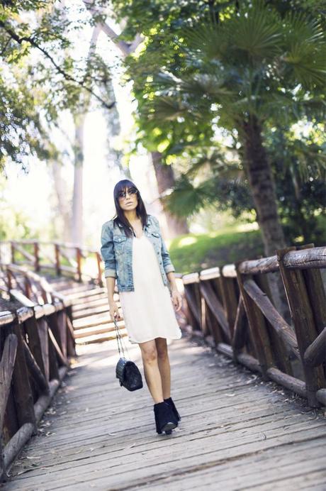 street style barbara crespo on the bridge el retiro madrid white studded dress zara chanel denim jacket fashion blogger outfit blog de moda street style barbara crespo on the bridge el retiro madrid white studded dress zara chanel denim jacket fashion blogger outfit blog de moda